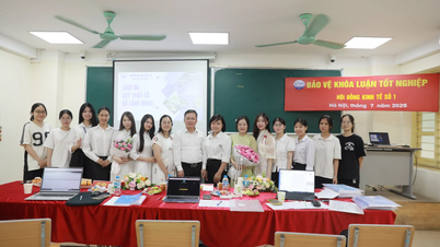ນັກສຶກສາກຸ່ມທຳອິດທີ່ຮຽນວິຊາເສດຖະສາດດິຈິຕອລ ຢູ່ມະຫາວິທະຍາໄລຊັບພະຍາກອນນ້ຳ ໄດ້ປ້ອງກັນວິທະຍານິພົນຈົບການສຶກສາຂອງເຂົາເຈົ້າ.