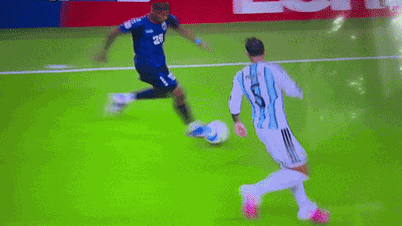 اندلع جدل واسع النطاق بسبب فشل اللاعب الأرجنتيني في معاقبة اللاعب الذي ركل خصمه.