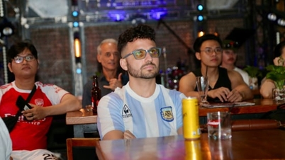 Piala Dunia 2026: Pelancong Barat di Jalan Bui Vien menahan nafas menyaksikan keajaiban Messi menentang Cape Verde.