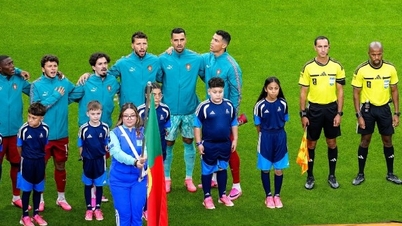 Proč Ronaldo vždycky stojí šikmo, když zpívá státní hymnu?