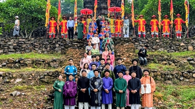 Eine Hommage an König Nguyen Phuc Khoat, eine Würdigung des Wertes des traditionellen Ao Dai.