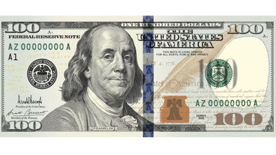 President Trump viser frem en signert 100-dollarseddel.