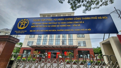 Het openbaar bestuurscentrum van Hanoi: een bruisende plek, maar tegelijkertijd ook een plek met gesloten deuren en vergrendelde poorten.
