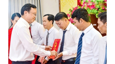 ຫຼັງຈາກການລວມຕົວ, ຄະນະກຳມະການພັກຕາແສງອານບຽນໄດ້ປະກາດສ້າງຕັ້ງສາຂາພັກ 16 ແຫ່ງໃນບ້ານ.