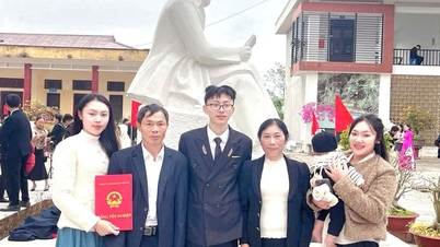 The young man from Thanh Hoa province scored 38.25 points, becoming the top student in the entire province: "My parents are my biggest source of inspiration."