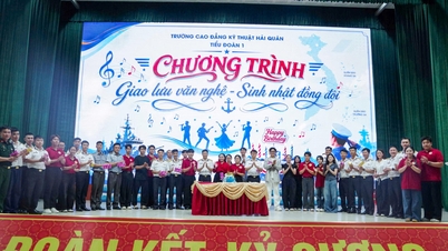 ການສະຫຼອງວັນເກີດທີ່ອົບອຸ່ນໃຈສຳລັບເພື່ອນຮ່ວມທີມຢູ່ວິທະຍາໄລເຕັກນິກກອງທັບເຮືອ.
