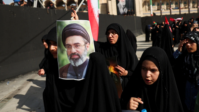 Irans øverste leder Mojtaba Khamenei deltar muligens ikke i farens begravelse.