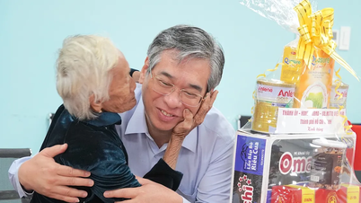 คณะผู้บริหารพรรคประจำนครโฮจิมินห์ เยี่ยมเยียนและมอบของขวัญให้แก่วีรสตรีชาวเวียดนามและครอบครัวที่มีสิทธิ์ได้รับนโยบายพิเศษ
