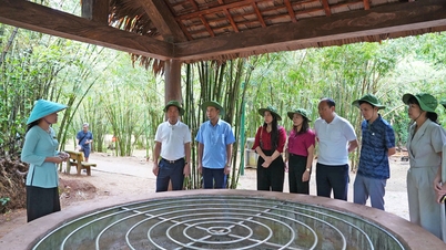 Delegationen från Bac Ninh-provinsen besöker den historiska platsen Vinh Moc-tunneln.