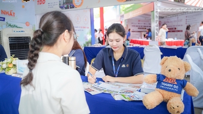ຜູ້ສະໝັກຫຼາຍພັນຄົນຫຼັ່ງໄຫຼມາຮ່ວມງານງານວາງສະແດງໃບສະໝັກເຂົ້າມະຫາວິທະຍາໄລປີ 2026.
