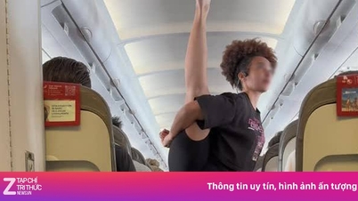 Kvindelig passager kritiseret for at dyrke yoga på fly.