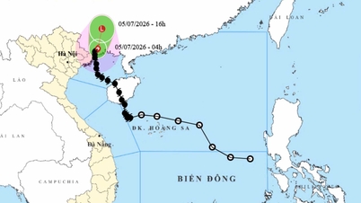 Tajfun č. 1 dopadá na pevninu a přináší velmi silné deště do severovýchodní části severního Vietnamu.