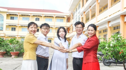 Estudiante sobresaliente con una calificación perfecta de 10 en la escuela secundaria Binh Minh.