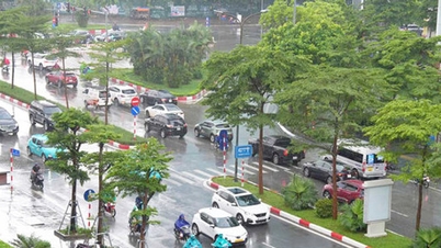In Hanoi komen onweersbuien voor; pas op voor tornado's en bliksem.