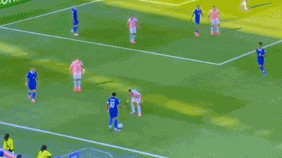 Mbappe گیند کو اپنی اناڑی ہینڈلنگ سے خوش کر رہے ہیں۔