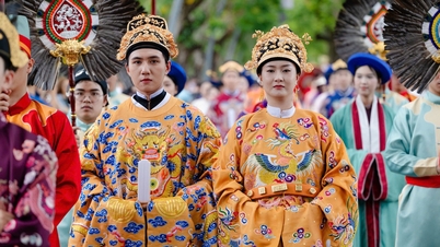 Cores vibrantes das roupas tradicionais vietnamitas na antiga capital de Hue.