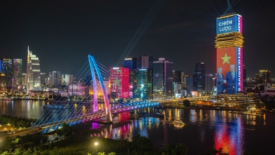 Um espetáculo de luzes celebra o 250º aniversário do Dia da Independência dos Estados Unidos na cidade de Ho Chi Minh.