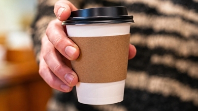 Warum wird Kaffee weniger sauer, wenn man ihn in Papier einwickelt?