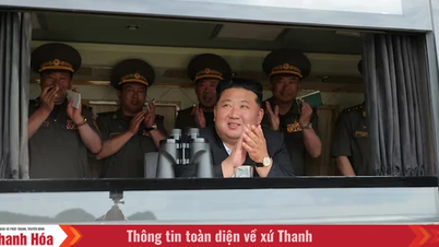 Kuzey Kore lideri Kim Jong-un, Kang Kon destroyerinde yapılan silah testlerini inceliyor.