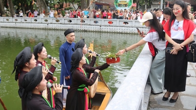Selama 30 tahun, sebuah kelab nyanyian rakyat Quan Ho dari Bac Ninh telah membuat persembahan di Kuil Do, memikat pelancong asing yang melawat kampung tersebut.