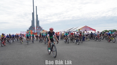 253 ciclistas de 9 províncias e cidades competiram na pista de corrida de Tuy Hoa.