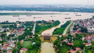 Hanoi: Er is een waarschuwing afgegeven voor overstromingen vanwege een waterstand die tot 2 meter kan stijgen; gemeenten en wijken langs de rivier bereiden zich proactief voor.