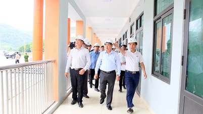 Provinzparteisekretär Le Minh Ngan besichtigt den Baufortschritt der Interlevel Primary and Secondary Boarding School der Gemeinde Phong Tho.