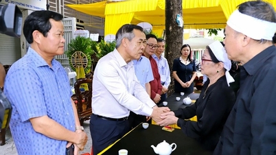 Thanh Hoa bölgesinden gelen heyet, kahraman Ngo Thi Tuyen'e veda etti.