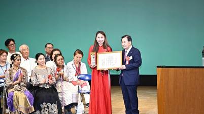 Zástupce Vietnamu přebírá cenu „Globální občan“, kterou uděluje Japonská organizace mezinárodního přátelství.