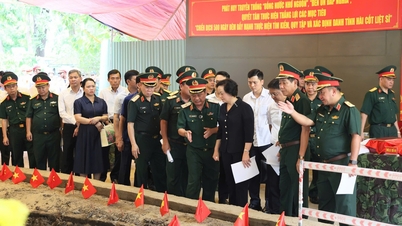 Die stellvertretende Premierministerin Pham Thi Thanh Tra inspiziert die Vorbereitungen für die Zeremonie zum Auftakt der Suche und Bergung der sterblichen Überreste gefallener Soldaten im Le Thi Rieng Park.