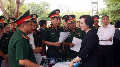 Vice premiärminister Pham Thi Thanh Tra inspekterar förberedelserna inför ceremonin för att inleda sökandet och insamlingen av kvarlevor av stupade soldater.