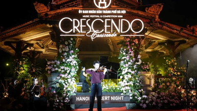 Warga Hanoi menikmati pesta musik di konser luar ruangan 'Crescendo - Connecting Symphony'.