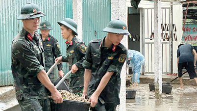Quang Ninh: Vinh Thuc Adası'ndaki askerler, fırtınanın ardından yaşananların üstesinden gelmek için insanlara acil yardımda bulunuyor.