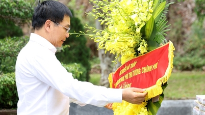 Vicepremier Nguyen Van Thang brengt een eerbetoon aan de heldhaftige martelaren tijdens de "rode herdenkingsbijeenkomsten" in Centraal-Vietnam.