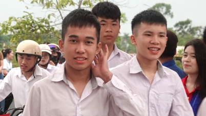 Jabatan Pendidikan Ha Tinh telah mengulas mengenai kes 15 pelajar di dalam bilik peperiksaan yang mencapai skor sempurna 10 dalam matematik.