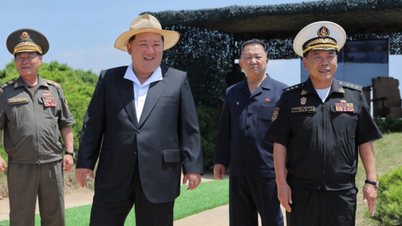 Kim Jong-un övervakar vapentesterna på en 5 000 tons jagare.