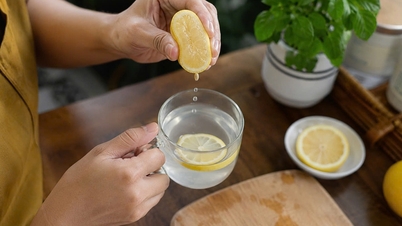 Boire de l'eau tiède citronnée le matin aide-t-il vraiment à perdre du poids et à se détoxifier ?