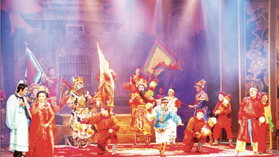 Saat opera tradisional Vietnam (tuồng, chèo, cải lương) berkumpul di atas panggung.