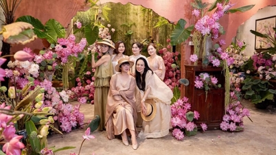 Frumoasa femeie a dat totul, acoperindu-și cafeneaua cu 4.000 de flori de lotus, creând o „pădure tropicală” care a atras clienții să facă fotografii.