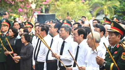 Parti, devlet ve Ho Chi Minh Şehri liderleri, merhum Genel Sekreter Tran Phu ve diğer kahraman şehitleri anmak için çelenk bıraktılar ve tütsü yaktılar.