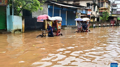 Indien: Heftige Regenfälle verursachen großflächige Überschwemmungen, mindestens 4 Menschen getötet.