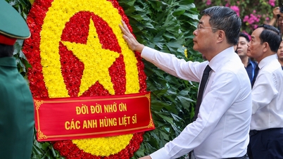 Premierminister Le Minh Hung: Wir müssen unter allen Umständen größte Anstrengungen unternehmen und höchste Entschlossenheit zeigen, um die Überreste gefallener Soldaten zu suchen, zu bergen und zu identifizieren.