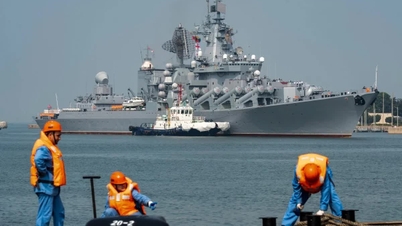 'Uçak gemisi avcısı' ve Rus saldırı denizaltısı Çin limanına yanaştı.
