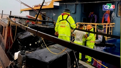 Tre besetningsmedlemmer ble reddet i tide fra skip som sank på grunn av storm.