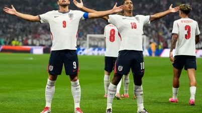 Bellingham a marcat o dublă, Anglia învingând Mexicul într-un meci care a inclus două penalty-uri și un cartonaș roșu.