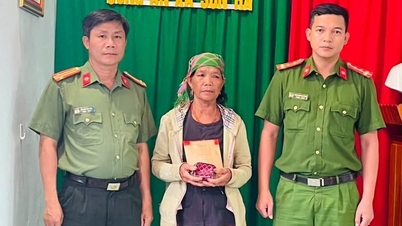La policía local de la provincia de Quang Ngai ayudó a los residentes a recuperar 1,3 taeles de oro y 15 millones de VND.