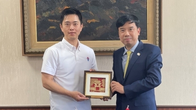 Generalkonsul Nguyen Truong Son holdt møter med ledere fra Osaka prefektur, Osaka by og Sakai by (Japan).