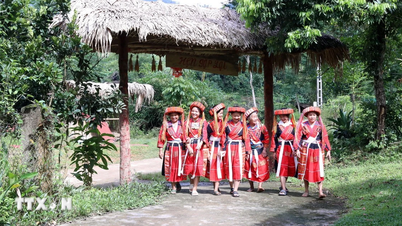 Tuyen Quang: Het behoud van de levendige rode kleur in de traditionele Pà Thẻn-kleding in een nieuw tijdperk.