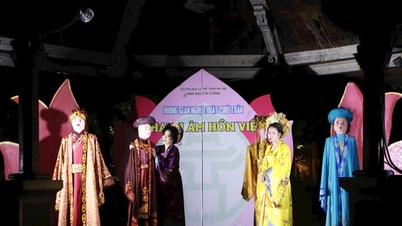পথচারী রাস্তায় কাই লুয়ং (ভিয়েতনামের ঐতিহ্যবাহী অপেরা) নিয়ে আসা: ইতিহাসের সঙ্গে আজকের জীবনের ছন্দের সংযোগ।