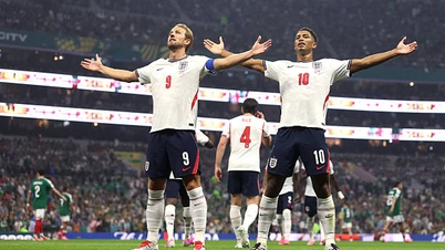 Bellingham vstřelil dva góly a desetičlenná Anglie porazila Mexiko na stadionu Azteca.